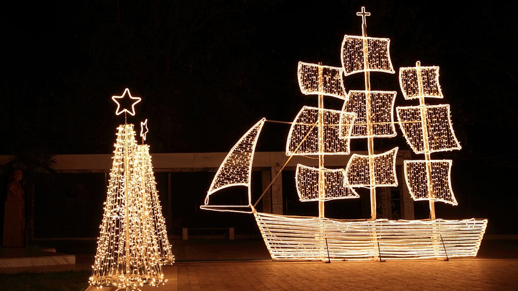 grecia natale barche a vela decorate